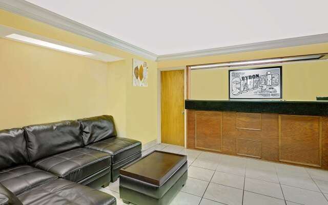 Super 8 by Wyndham Byron/South Macon