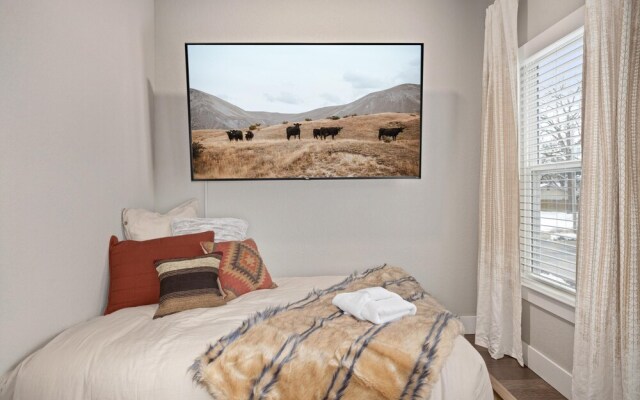 Big Blue on Main-hot Tub-less Than 1 Mi to Square