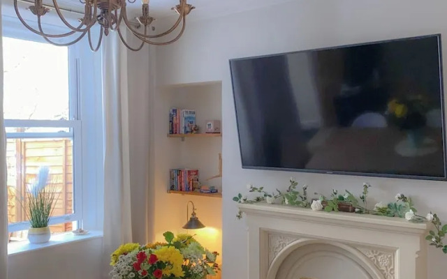 Luxury Townhouse Retreat in Kendal w/ Free Parking