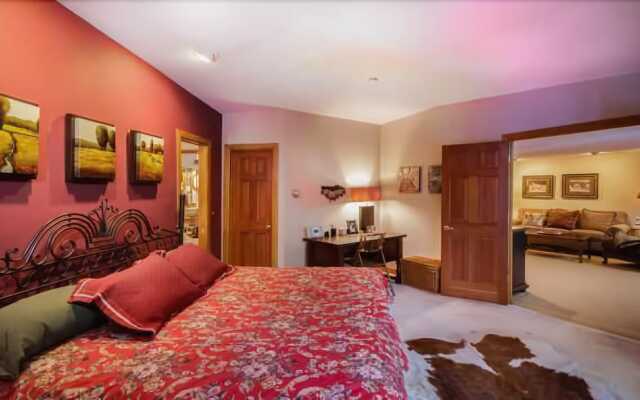 Royal Tiger Lodge (Private Home with Hot Tub)