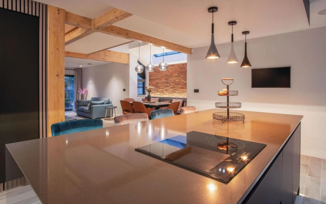 Ty Cyfoes - Luxurious 4 Bedroom - St. Florence