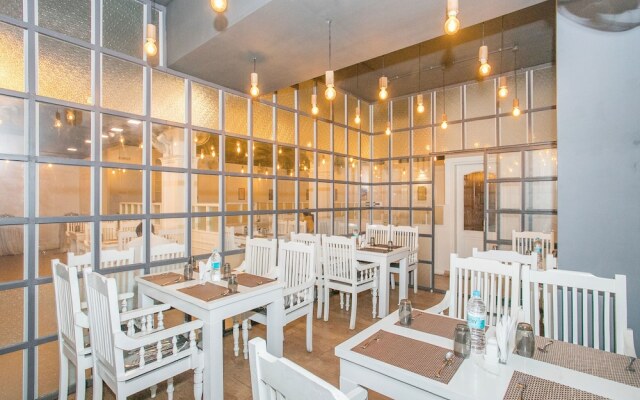 OYO 15352 Sahara Suites