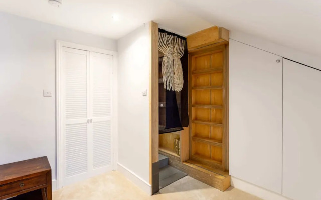 Bright Maida Vale Apartment