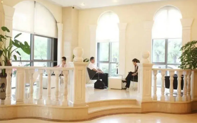 Vienna Hotel (Shanghai Hongqiao Airport Jiuxing)