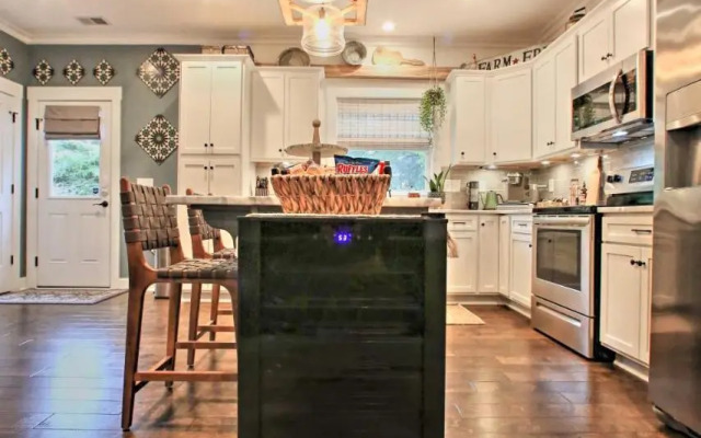 2 Mi to Downtown: Luxe Greenville Retreat!