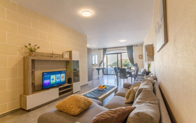 Ta'Siku Gozitan villa + Pool & hot tub