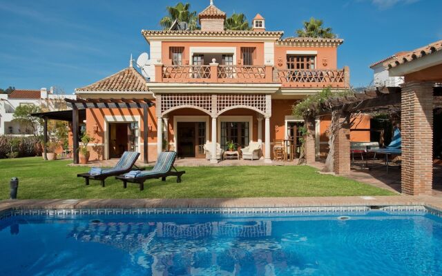 Holiday villa with 5 bedrooms, private pool, Nueva Andalucia, Marbella