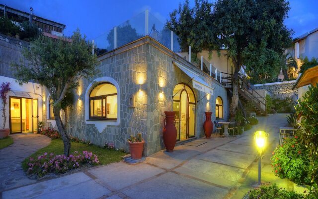 Ischia, Accommodation Close to the Poseidon Thermal Park for 16