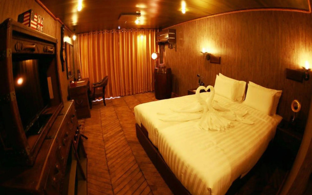 Vintage Luxury Yacht Hotel