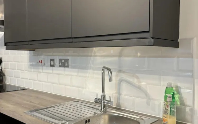 Stylish City Centre Apt- 25 Off Monthly Stays!