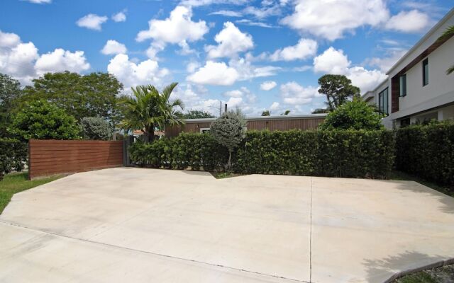 4BR Sleeps 10 Pet Friendly w/ Bbq!