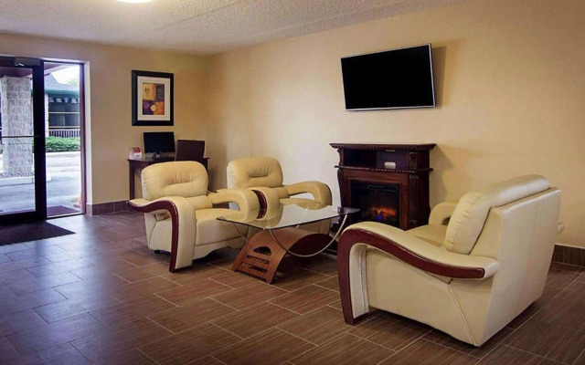 Super 8 by Wyndham Sturtevant/Racine