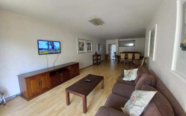 Mount Royal - 32 Large 1 bed with balcony upstairs