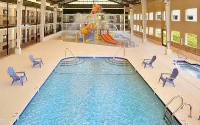 Quality Inn & Suites West Waterpark