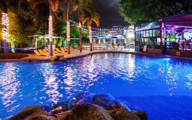 Gilligan's Backpackers Hotel & Resort