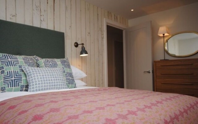 9 The Salterns, Chichester 402415