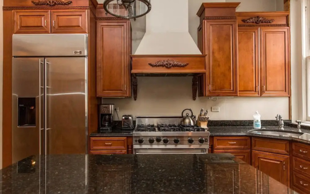 Safe Spacious Mansion Indowntown