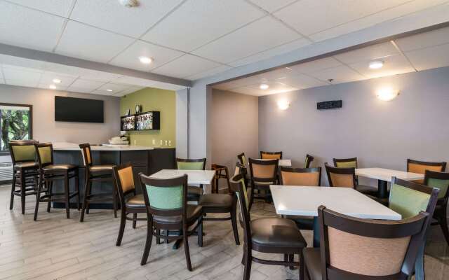 Clarion Pointe Jamestown - Falconer