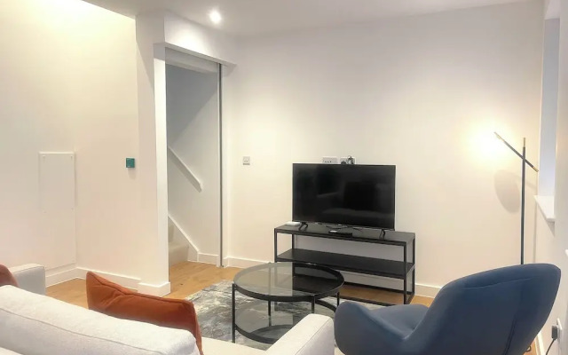 Cosy Modern Townhouse, 5mins to Tube, 02, Excel