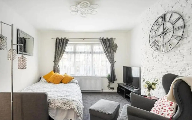 1 Bed-sleeps 4-free Parking-30 Min to Central Ldn