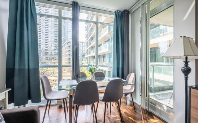 Modern Bright 1Br+Den Unit Downtown