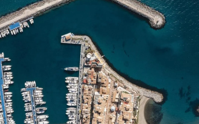 Sea front apartment in Puerto Banús