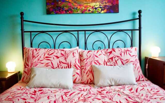 Colourful and Spacious 2 Bedroom Leith Home