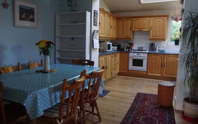 Comfortable Family Home in Oxford With Parking