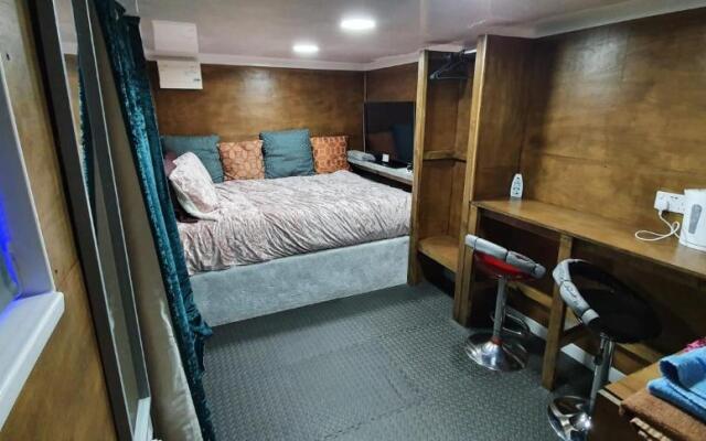 Adorable private suite with hassle-free street parking