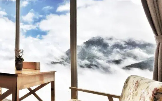 A place to watch the sunrise over the sea of clouds and terraces