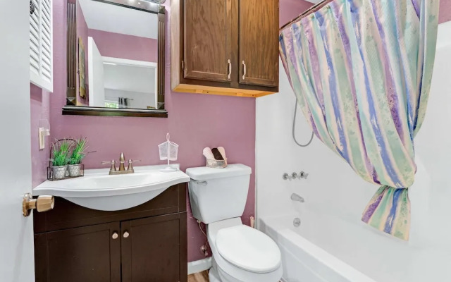 Charming Lakeside Condo - Moments to Lake Fun