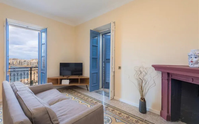 Square and Sea Views - 1 BR With Ensuite