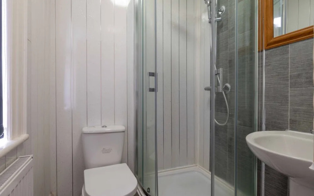 Lovely 13-bed House in Coventry