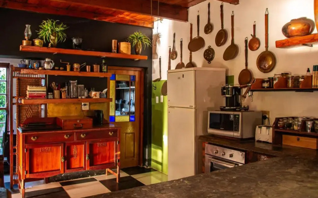 Ebonymoon Guest House and Studio