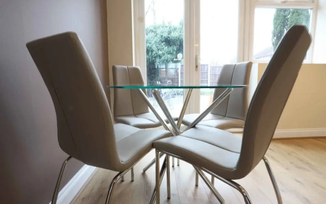 Solihull/NEC/Airport 3 BR Semi-detached House