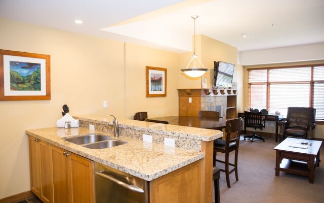 Updated 2 Bedroom -Fireplace & Balcony by RedAwning