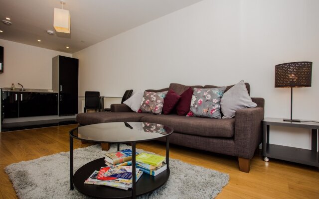 Stunning 2 Bed Home + Balcony Overlooking Thames