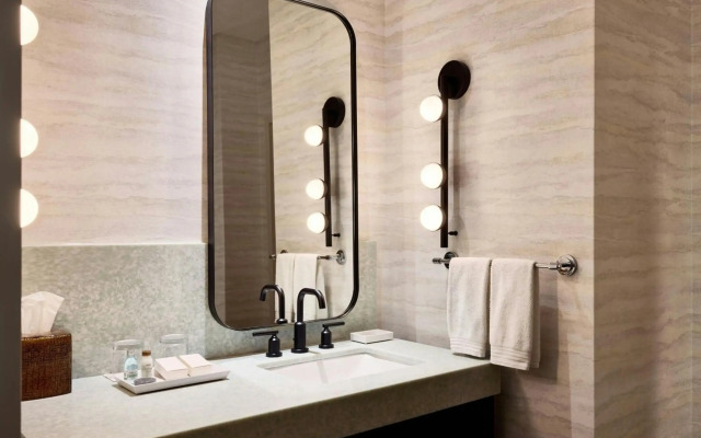 Renaissance® Phoenix Glendale Hotel & Conference Center