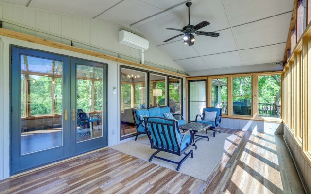 The Bella Vista Lakeside Treehouse: Dock & Kayaks!