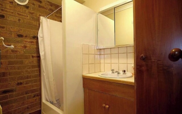 1 Bedroom Lawlers 24