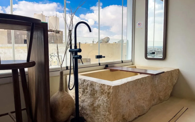 The Pyramids Horizon Studio w/ Bathtub