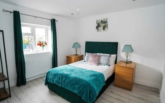 Modern 4-Bedroom Home with Free Parking