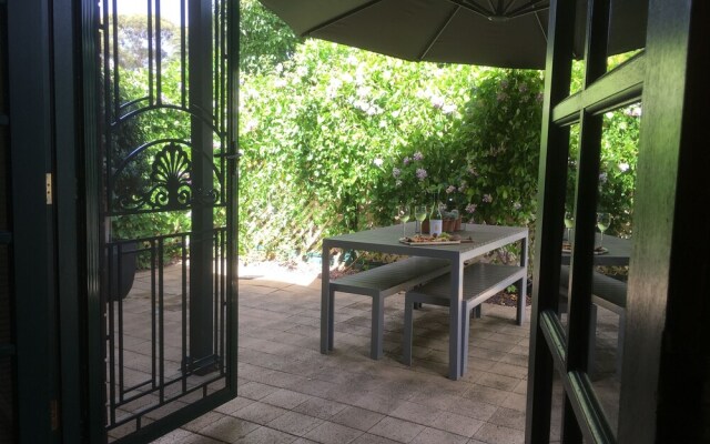 Wine And Roses Bed And Breakfast