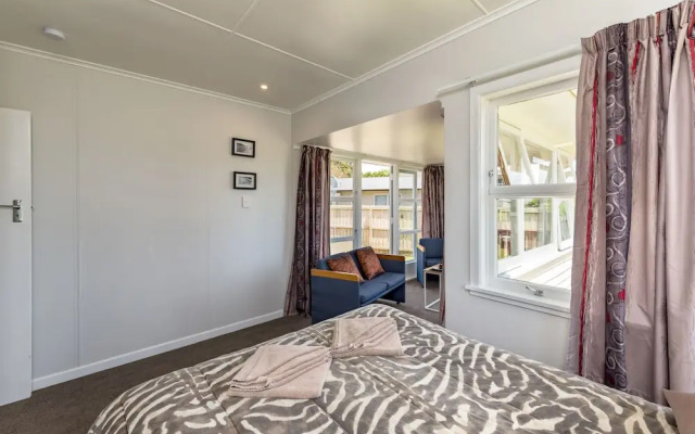 Waitangi Beach Bach 30A