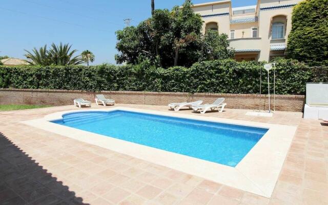 Villa Maria. Barbacoa piscina y jardín