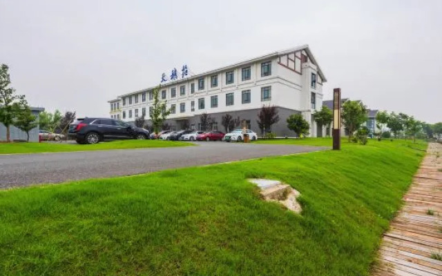 Mingzhu Lake Swan Garden Resort