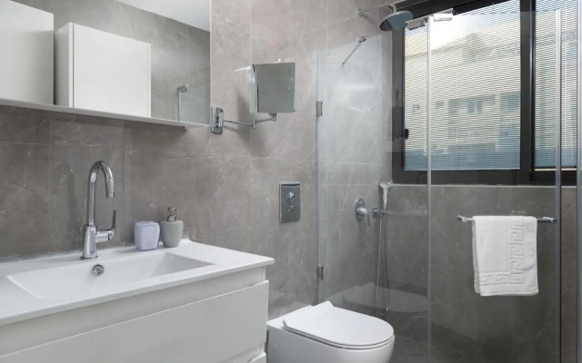 Luxury 2bdrm balcony & parking close to the Beach