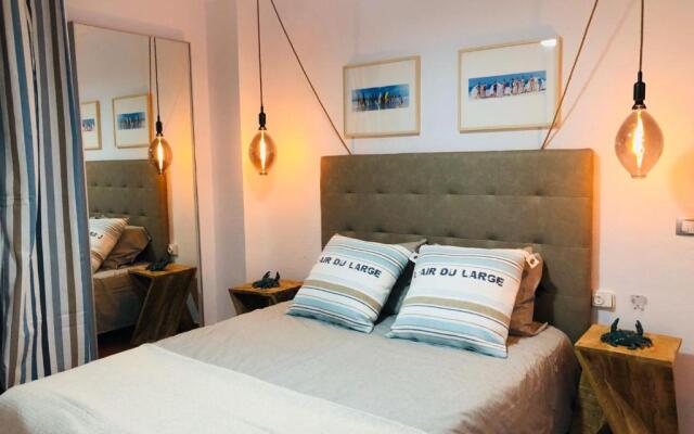 5 min walk from Yumbo! 128