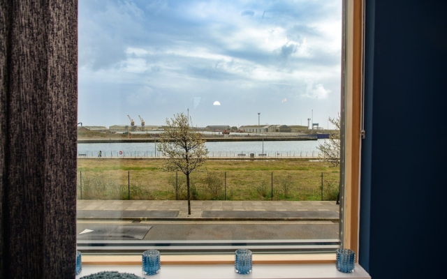 Just Stay Wales - Waterfront Townhouse