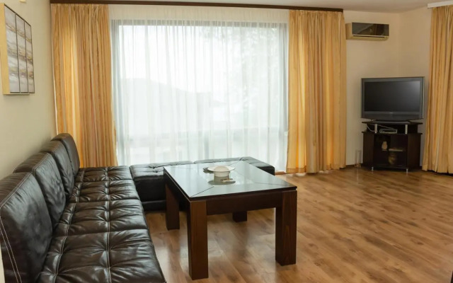 Cozy 1BD Apartment with a Spacious Terrace